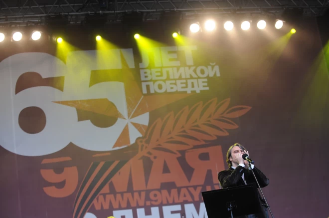 Айнар Миелавс в "русском логове" - во время выступления в 2010 году у памятника в парке Узаварас.