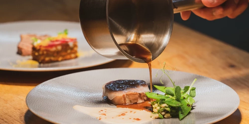 А жареной картошечки с кетчупом у вас нет?