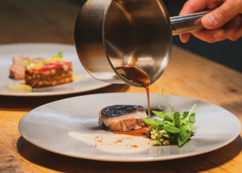 А жареной картошечки с кетчупом у вас нет?