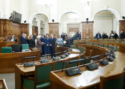 Депутаты готовятся урезать расходы и пересматривать приоритеты.