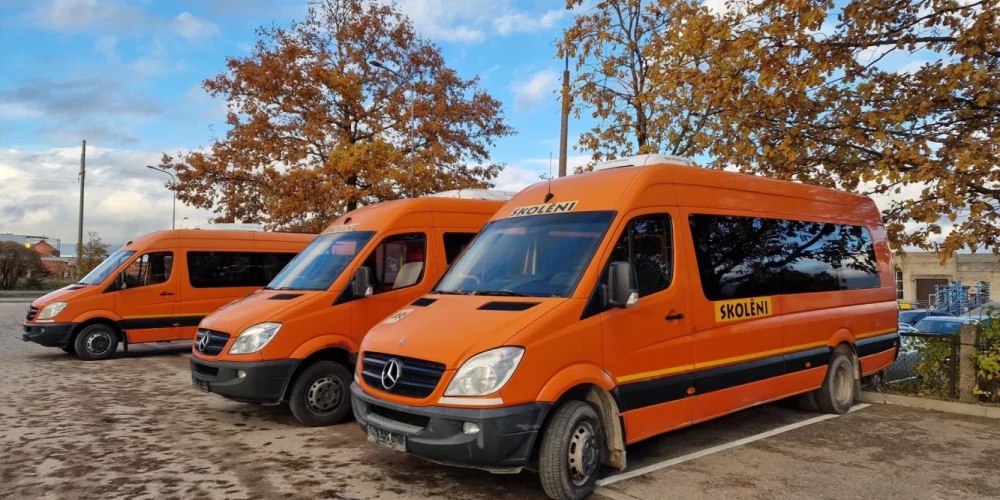 Салдусский край передал три автобуса украинской армии.