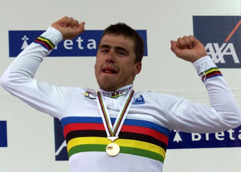 Romans Vainšteins uz pasaules čempionāta pjedestāla augstākā pakāpiena.