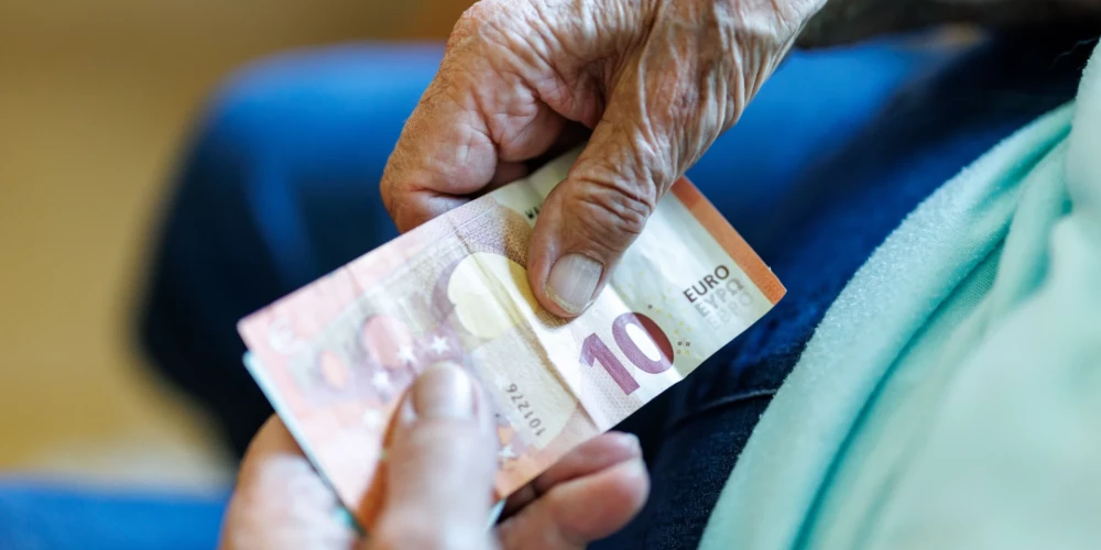 Liela daļa sabiedrības nespēj veidot uzkrājumus, jo ienākumi tiek izlietoti ikdienas vajadzībām.