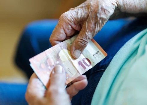 Liela daļa sabiedrības nespēj veidot uzkrājumus, jo ienākumi tiek izlietoti ikdienas vajadzībām.