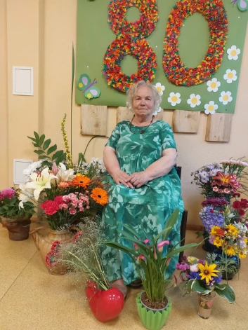 Idas kundze savā 80. dzimšanas dienā no draugiem senioru klubiņā saņēma daudz ziedu un sveicienu.