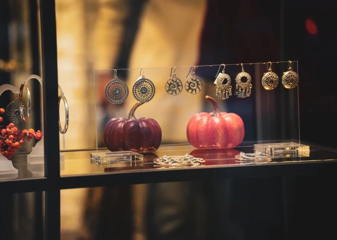 Rīgas ielās jau jūtama Halovīna noskaņa — skatlogos gozējas ķirbji, spoki un raganas, bet veikalu ieejas rotā zirnekļu tīkli un sveču gaisma. Jauns.lv devās pilsētas ielās, lai iemūžinātu krāšņākās un radošākās dekorācijas, kas liek garāmgājējiem pasmaidīt un mazliet arī nodrebināties.