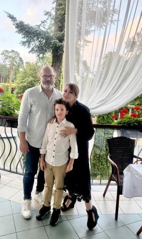 Lai arī Diānas Galantes vīrs Aleksandrs profesionāli ir saistīts ar IT tehnoloģijām – ir izstrādājis jaunas programmas viedtālruņa aplikācijām –, viņš palīdz arī sievai realizēt visus muzikālos projektus.