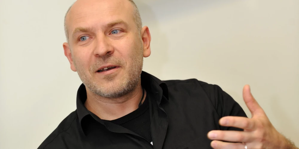 Režisors Rolands Atkočūns smej, ka lietuvieši viņu jau sen dēvē par latviešu režisoru, kurš strādā arī Lietuvā, un viņš atzīst, ka nu jau tā arī ir. Lai arī dzimis Lietuvā, viņš ir “mūsējais”.