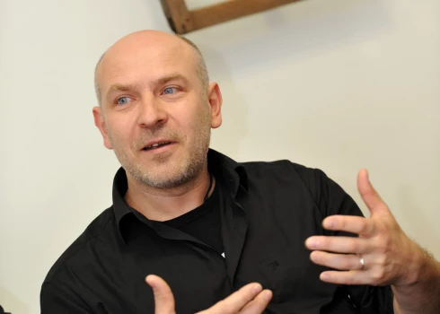 Režisors Rolands Atkočūns smej, ka lietuvieši viņu jau sen dēvē par latviešu režisoru, kurš strādā arī Lietuvā, un viņš atzīst, ka nu jau tā arī ir. Lai arī dzimis Lietuvā, viņš ir “mūsējais”.