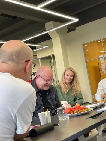 Režisors jauniestudējuma "Boeing, Boeing" mēģinājuma procesā kopā ar aktieriem Ģirtu Ķesteri un Kristīni Nevarausku.