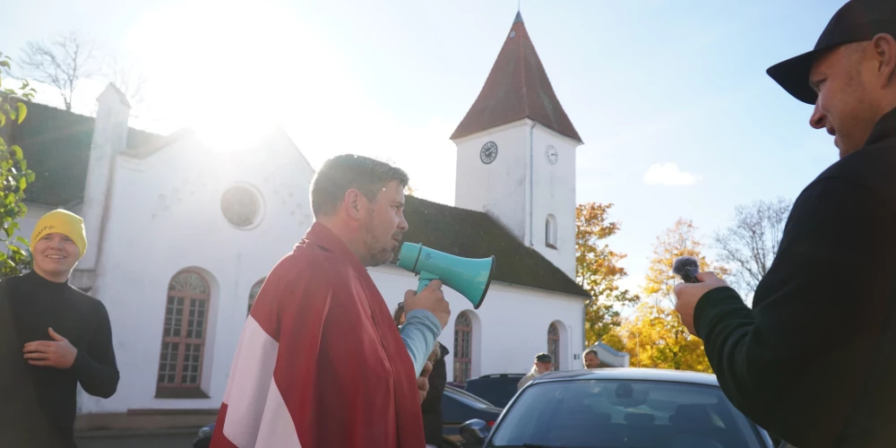 Finišā pie Talsu baznīcas. “Esmu ļoti, ļoti apmierināts un noteikti to darīšu vēl! Tas bija skarbi, tas brīžiem bija “izdzīvošanas” jautājums,” par savu pirmo maratonu saka Intars Busulis, kas nebija plānojis, ka finišā būs tāds sagaidītāju pulks.