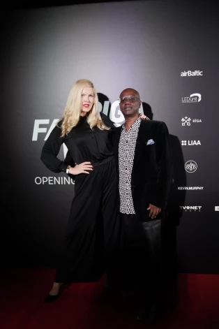 Ella ar Neitenu apmeklēja Rīgas modes nedēļas atklāšanas īpašo modes skati, kas bija veltīta latviešu kino.