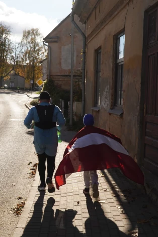 Maratona pašos pēdējos kilometros Intaram pievienojās viņa jaunākais dēls Jānis ar Latvijas karogu uz pleciem.