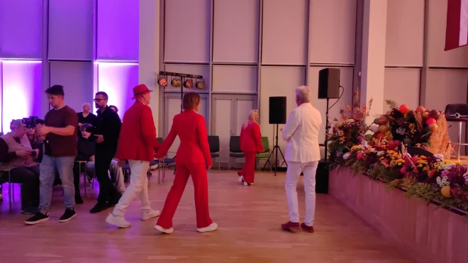 Kad "Eolikas" dalībnieki devās uz skatuves, Daini pie rokas veda kolēģe dziedātāja Beāte Meldere.