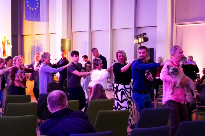 Suņi un viņu saimnieki pēc "Eolikas" aicinājuma kopā izdejojās, skanot dziesmai "Lielā zive".