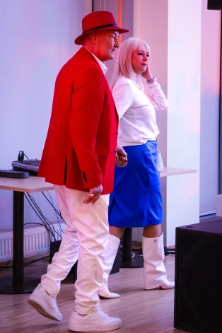 Pēc koncerta pirmās daļas pie skatuves Daini Dobelnieku sagaidīja sieva Inga. Paņēmusi vīru pie rokas, kundze viņu pavadīja uz mūziķu ģērbtuvi. “Skatuve dod man spēku,” saka dziedātājs.