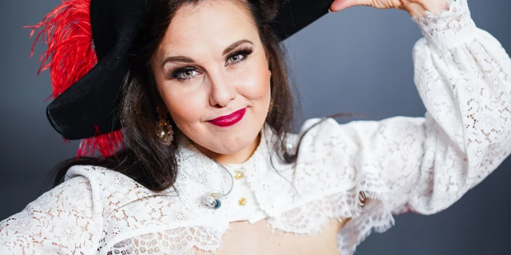 Pagājušā gada nogalē Elza laida pasaulē dēlu, kuru vecāki nosaukuši par Paulu – par godu komponistam Raimondam Paulam. 