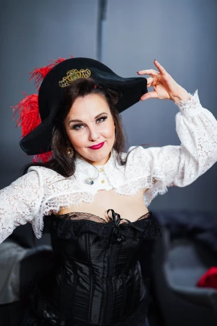 Pagājušā gada nogalē Elza laida pasaulē dēlu, kuru vecāki nosaukuši par Paulu – par godu komponistam Raimondam Paulam.