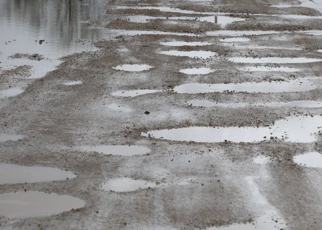 Из-за распутицы в Лудзенском крае вводятся ограничения массы транспортных средств на ряде дорог