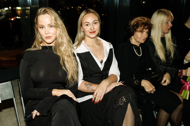 Uz Rīgas modes nedēļas otro modes skašu dienu Laura bija izvēlējusies latviešu dizaineres Megijas Luīzes Pudānes radītā zīmola "Studio MX" kleitu, kā arī "Diesel" zābakus un "Alexander Wang" somiņu.