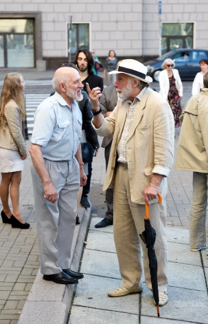 Andris Vītiņš (pa labi), dodoties uz Barišņikova koncertu Rīgā 2016. gadā.