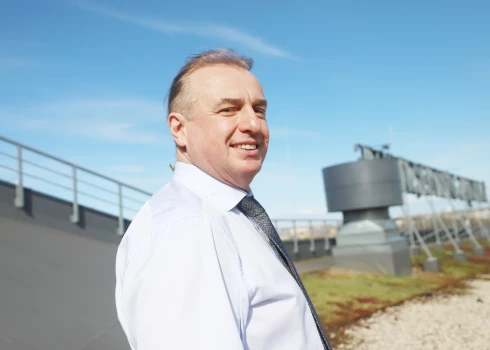 Profesors Andrejs Ērglis ir viens no ievērojamākajiem Latvijas ārstiem un pasaulē pazīstams sirds un asinsvadu slimību speciālists. Viņš ir LU Medicīnas un dzīvības zinātņu fakultātes profesors, Latvijas Zinātņu akadēmijas īstenais loceklis un Triju Zvaigžņu ordeņa virsnieks, kā arī vadošais pētnieks LU Kardioloģijas un reģeneratīvās medicīnas institūtā.