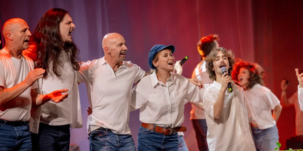 Jauns mākslinieks ir dzimis! Tante Rēzija (attēla vidū) neko vairs negaida, bet ņem brāļa dēlu Dāvidu (pirmais no labās) un producentu Aigaru Dinsbergu sev līdzās uz skatuves, kur tapis iestudējums ar tēva mūziku.