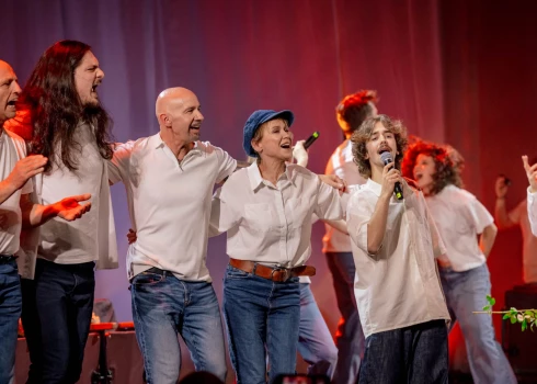 Jauns mākslinieks ir dzimis! Tante Rēzija (attēla vidū) neko vairs negaida, bet ņem brāļa dēlu Dāvidu (pirmais no labās) un producentu Aigaru Dinsbergu sev līdzās uz skatuves, kur tapis iestudējums ar tēva mūziku.