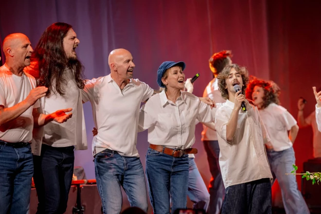 Jauns mākslinieks ir dzimis! Tante Rēzija (attēla vidū) neko vairs negaida, bet ņem brāļa dēlu Dāvidu (pirmais no labās) un producentu Aigaru Dinsbergu sev līdzās uz skatuves, kur tapis iestudējums ar tēva mūziku.