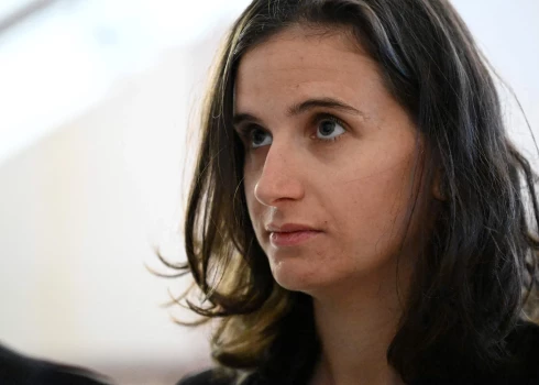 Žilija Simona Albērvilas tiesas ēkā