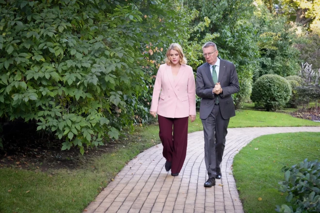 Ministru prezidente, tiekoties ar Valsts prezidentu, bija tērpusies šobrīd aktuālā krāsu salikuma komplektā, kas sastāvēja no žaketes pasteļrozā tonī un burgundijas krāsas biksēm