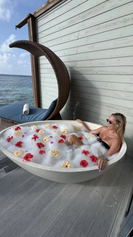 Katrīne bauda visu, ko Maldīvas sniedz.