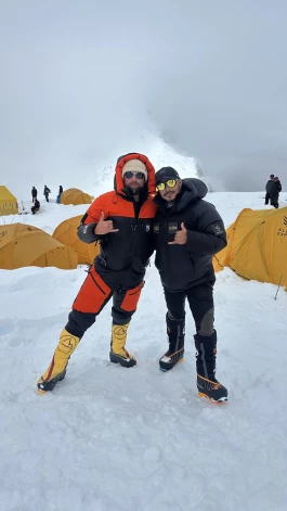 Cik šāds kāpiens Manaslu komercekspedīcijas sastāvā izmaksā? Kaspars šoreiz devās ar pašu labāko un profesionālāko aģentūru Elite Exped. “Tā ir arī visdārgākā aģentūra, bet tieši šis brauciens uz Manaslu bija viens no lētākajiem. Kopā ar ekipējumu man šis brauciens izmaksāja ap 25 000 eiro. Toties, dodoties ar šādu aģentūru, ir 95 procenti pārliecības, ka virsotne tiks sasniegta, jo apkalpojošais personāls ir ļoti pieredzējis,” skaidro Peregudovs.