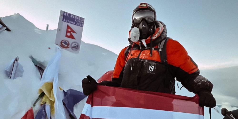 “28.09.2025., 05.30. Datums, kuru nekad neaizmirsīšu. Esmu pirmais latvietis, kas sasniedzis Manaslu patieso virsotni. Ar milzīgu gandarījumu un asarām acīs pacēlu Latvijas un KINGU karogu augstāk par mākoņiem!” ar šo ierakstu sociālajos tīklos Kaspara Peregudova veikums izskanēja Latvijā.