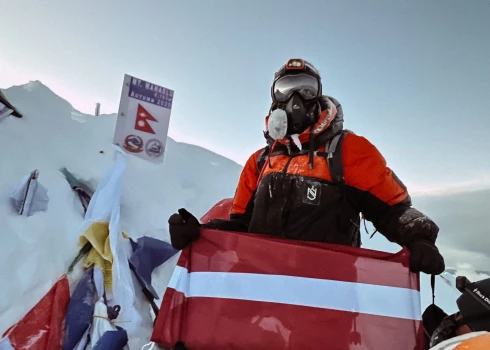 “28.09.2025., 05.30. Datums, kuru nekad neaizmirsīšu. Esmu pirmais latvietis, kas sasniedzis Manaslu patieso virsotni. Ar milzīgu gandarījumu un asarām acīs pacēlu Latvijas un KINGU karogu augstāk par mākoņiem!” ar šo ierakstu sociālajos tīklos Kaspara Peregudova veikums izskanēja Latvijā.