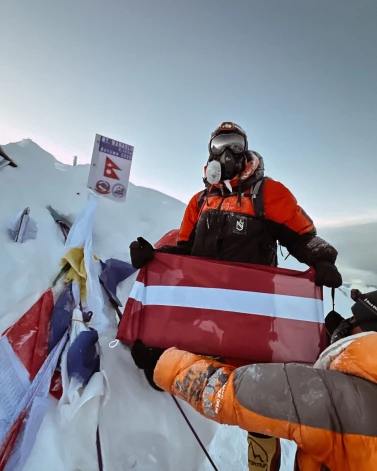 “28.09.2025., 05.30. Datums, kuru nekad neaizmirsīšu. Esmu pirmais latvietis, kas sasniedzis Manaslu patieso virsotni. Ar milzīgu gandarījumu un asarām acīs pacēlu Latvijas un KINGU karogu augstāk par mākoņiem!” ar šo ierakstu sociālajos tīklos Kaspara Peregudova veikums izskanēja Latvijā.