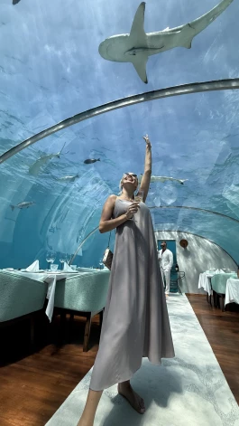 Maldīvu salās Katrīne apmeklēja zemūdens viesnīcu. “Ir tik skaisti, ka esi viesnīcas numuriņā un apkārt peld zivis. Braucām ar caurspīdīgu kajaku, ar kuru ir sajūta, ka staigā pa ūdens virsmu. Izbaudījām masāžas,” atminas viņa.