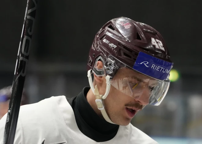 Miks Tumānovs noslēdz līgumu ar Somijas klubu "Jokerit", taču šis klubs lauž līgumu ar Niku Feņenko