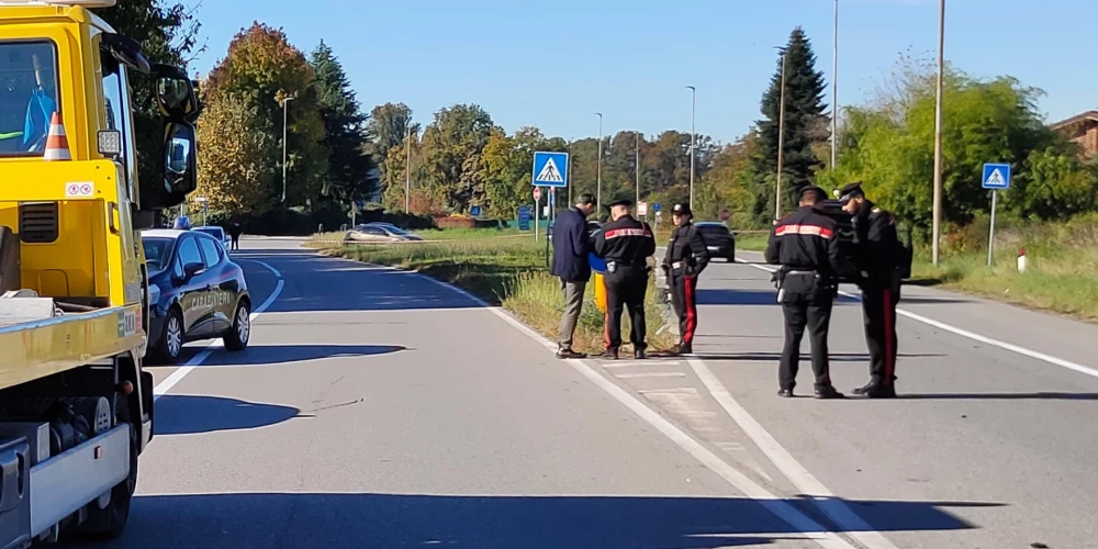 Policija traģiskās sadursmes vietā, kur "Inter" vārtsargs Žoseps Martiness nāvējoši notrieca sirmgalvi ratiņkrēslā