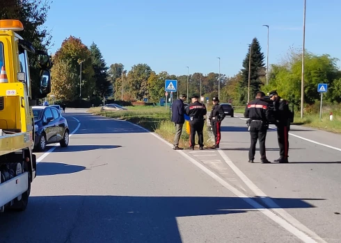 Policija traģiskās sadursmes vietā, kur "Inter" vārtsargs Žoseps Martiness nāvējoši notrieca sirmgalvi ratiņkrēslā