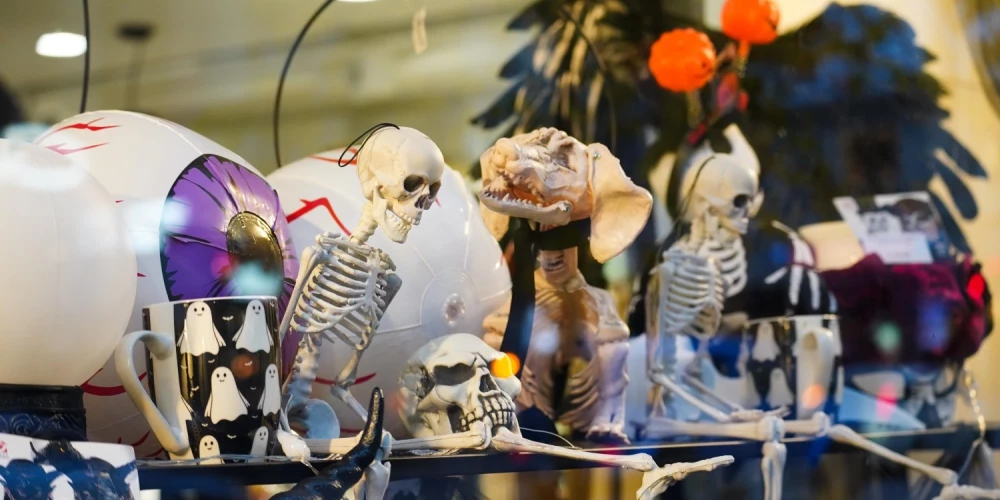 На улицах Риги уже ощущается атмосфера Хэллоуина — в витринах красуются тыквы, привидения и ведьмы.