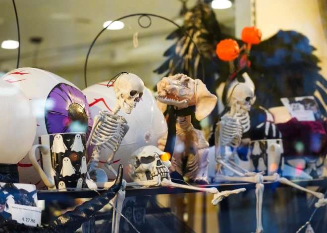 На улицах Риги уже ощущается атмосфера Хэллоуина — в витринах красуются тыквы, привидения и ведьмы.