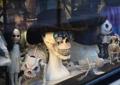 ФОТО: скелеты, тыквы и привидения! Витрины рижских магазинов захватила атмосфера Хэллоуина