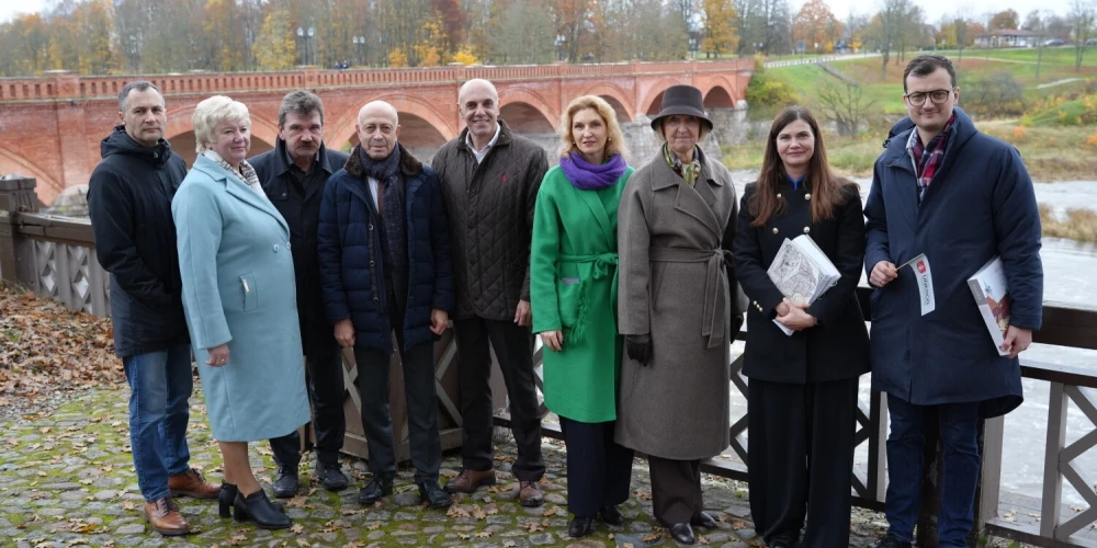 Saeimas komisija ieradusies apskatīt Kuldīgas vecpilsētu (Kuldīgas novada pašvaldības publicitātes foto. Fotogrāfe Lāsma Reinfelde)