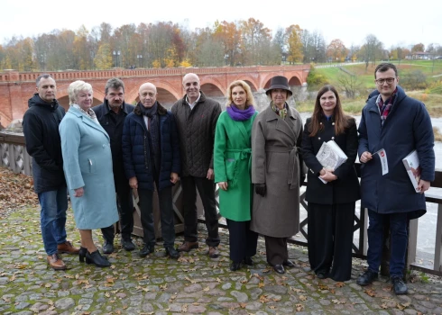 Saeimas komisija ieradusies apskatīt Kuldīgas vecpilsētu (Kuldīgas novada pašvaldības publicitātes foto. Fotogrāfe Lāsma Reinfelde)