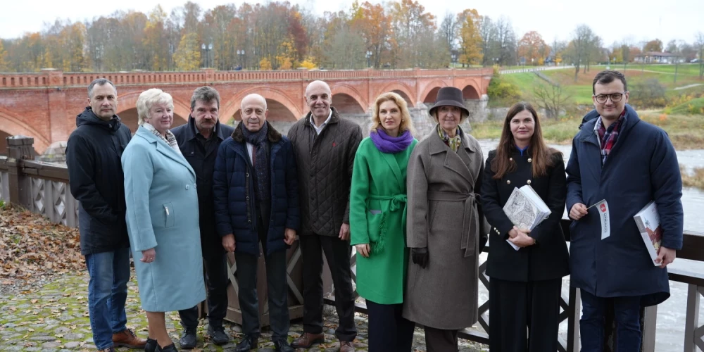 Saeimas komisija ieradusies uz izbraukuma sēdi Kuldīgā un apskata vecpilsētu (Kuldīgas novada pašvaldības publicitātes foto. Fotogrāfe Lāsma Reinfelde)