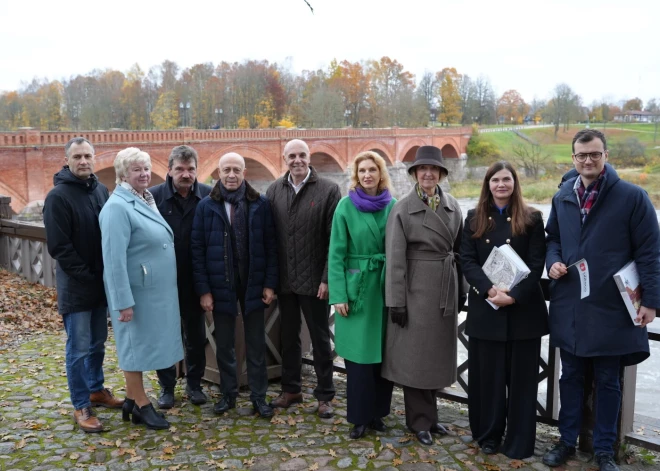 Saeimas komisija ieradusies uz izbraukuma sēdi Kuldīgā un apskata vecpilsētu (Kuldīgas novada pašvaldības publicitātes foto. Fotogrāfe Lāsma Reinfelde)