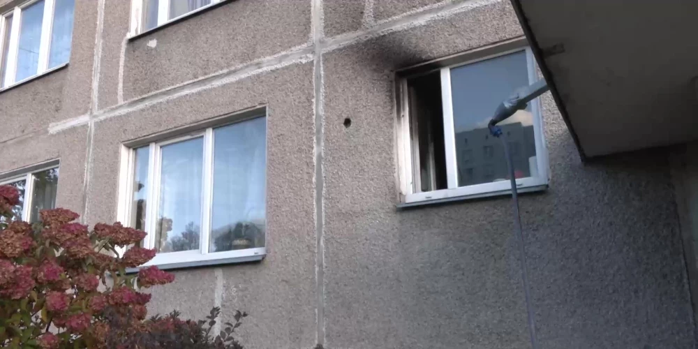 В Риге пожилая женщина и её дочь чудом спаслись из загоревшейся квартиры.