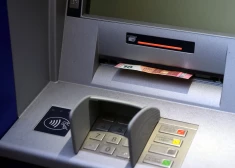 Kurš aizmirsa naudu Jelgavas bankomātā? Soctīklus aizkustina nesavtīgs cilvēks