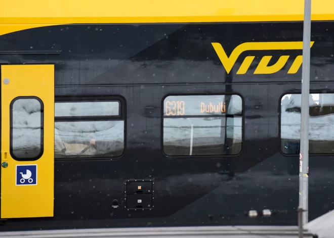 Nepatīkama vēsts pasažieriem - otrdienas vakarā atcelti vai kavējās vairāki vilcienu reisi